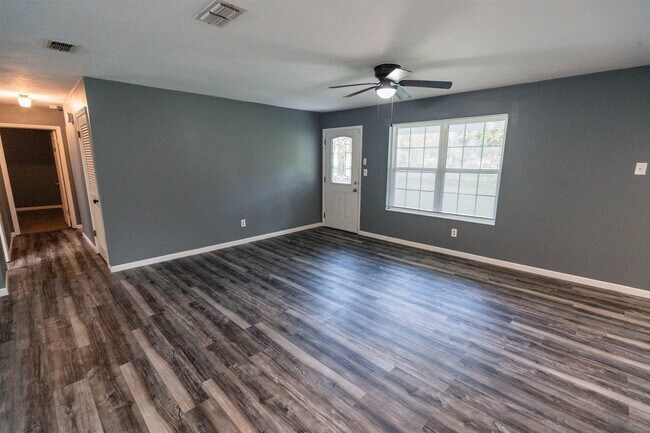 Building Photo - 2013 Shady Oaks Dr