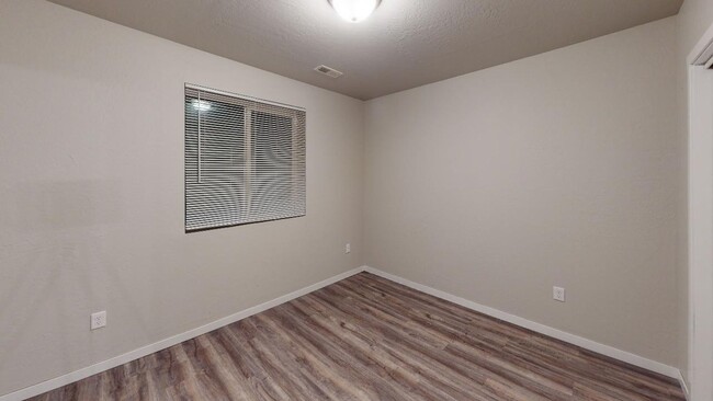 Building Photo - 3 bedroom 2 bathroom townhome in Box Elder