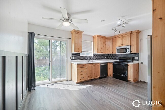 Building Photo - 5155 Saguaro Dr