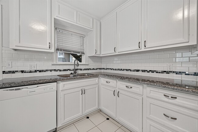Building Photo - 2328 McClendon St