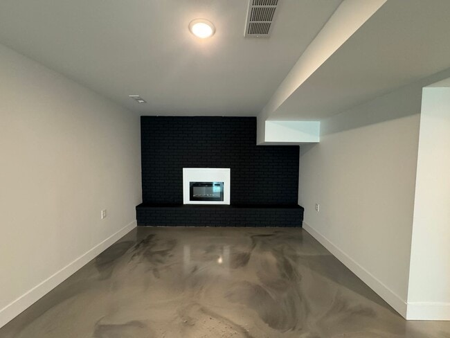 Building Photo - 4 Bedroom house with Second kitchen in basement