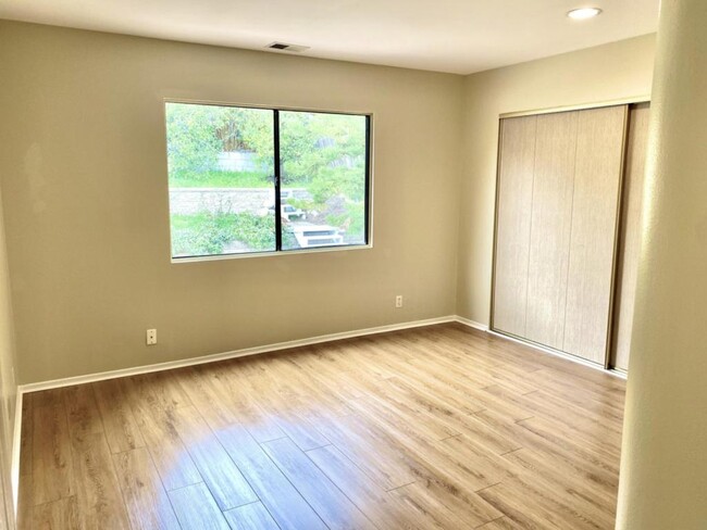 Building Photo - 2681 Montrose Pl