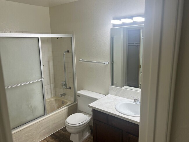 Building Photo - 2BED & 2BATH