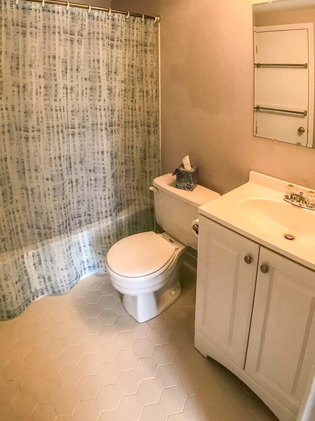 Building Photo - Beautiful end-unit townhome. Walkout basem...