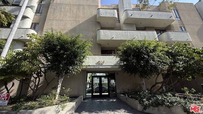 Building Photo - 910 S Bedford St