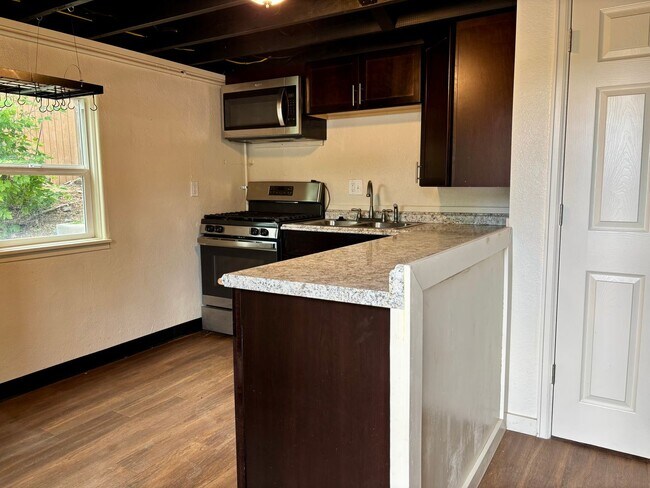 Building Photo - FREE PETS & UTILITIES BUNDLED! Walk to School of Mines from this Prime 2BR Golden Apt