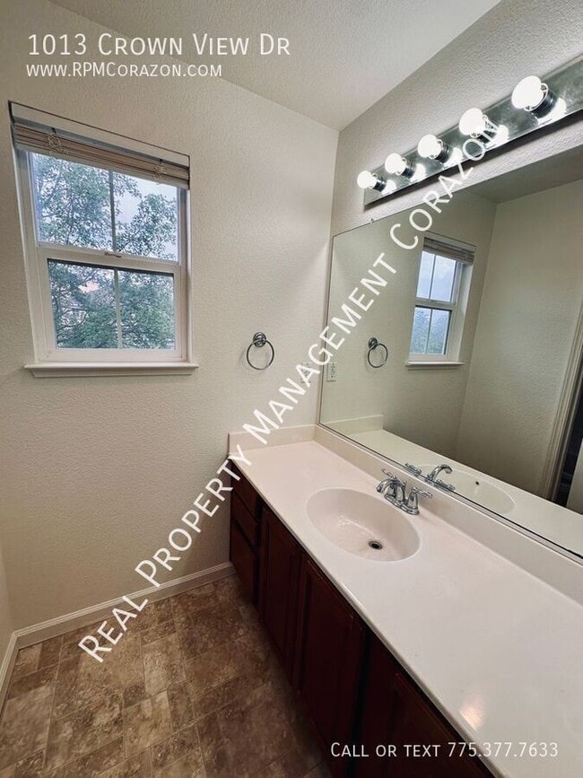 Building Photo - 1013 Crown View Dr