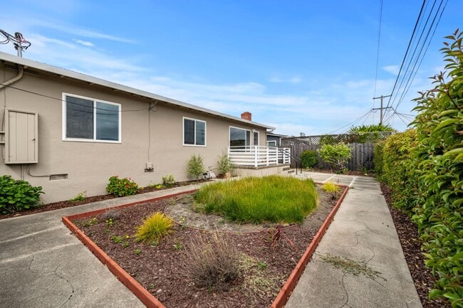 Building Photo - 526 Redwood Ave