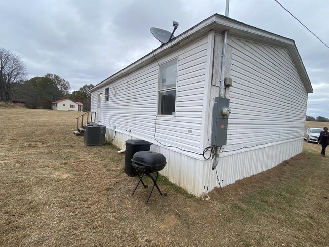 Building Photo - 2665 Douglas Rd