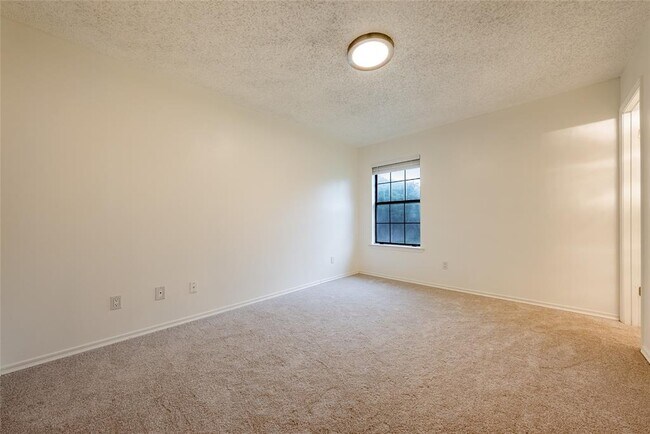 Building Photo - 1702 Ireland Dr