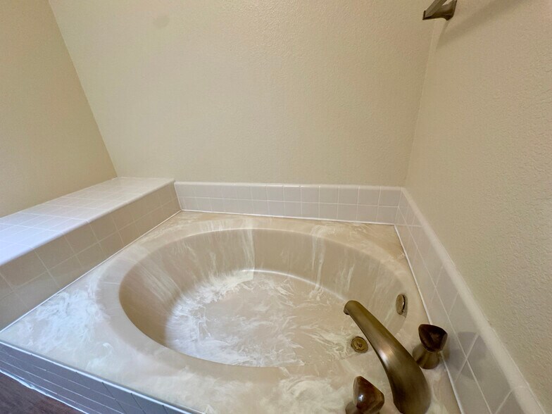 Building Photo - 2221 Pinehurst Way