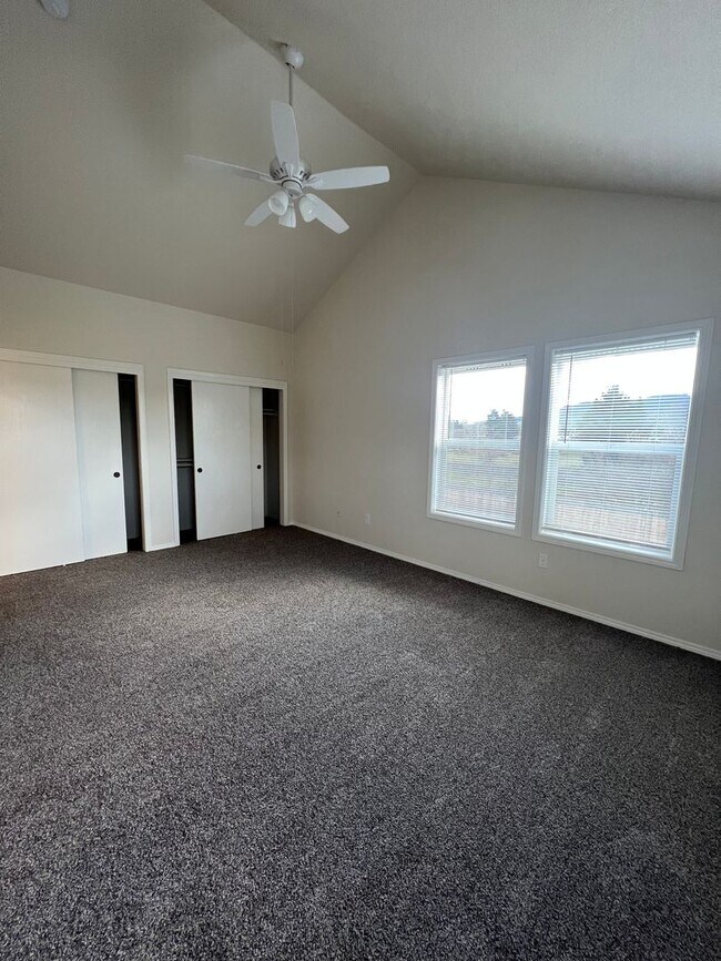 Building Photo - 3-bedroom 2 1/2-bathroom duplex