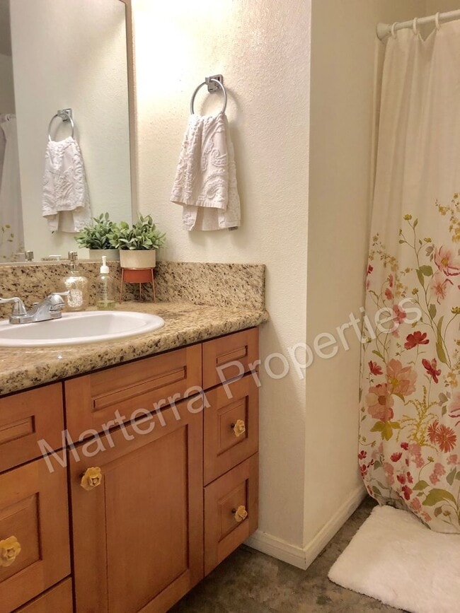 Building Photo - Town Home With Resort Style Amenities