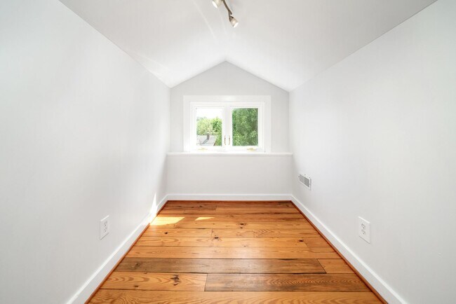 Building Photo - Charming 3BE/2BA cottage in a great locati...