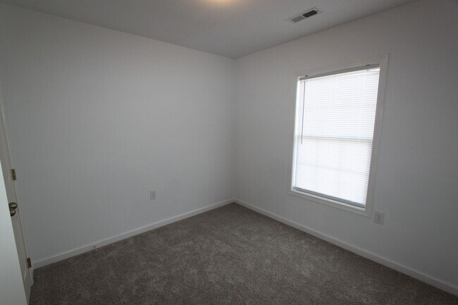 Building Photo - 4 bed, 3.5 bath, Townhome in Bunker Hill, WV