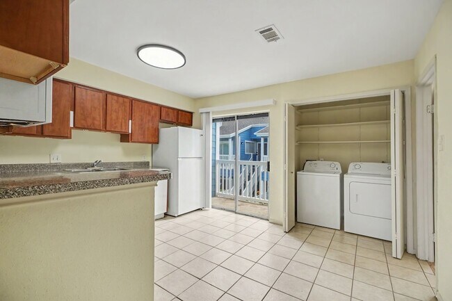 Building Photo - 3506 Cove View Blvd