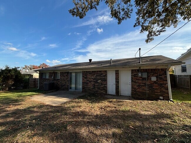 Building Photo - 1220 Twin Lakes Dr