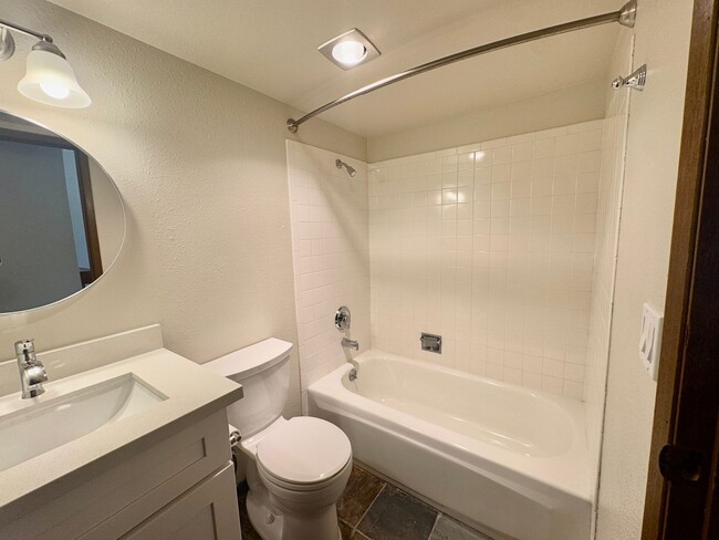 Building Photo - Woodlake Condo!!!