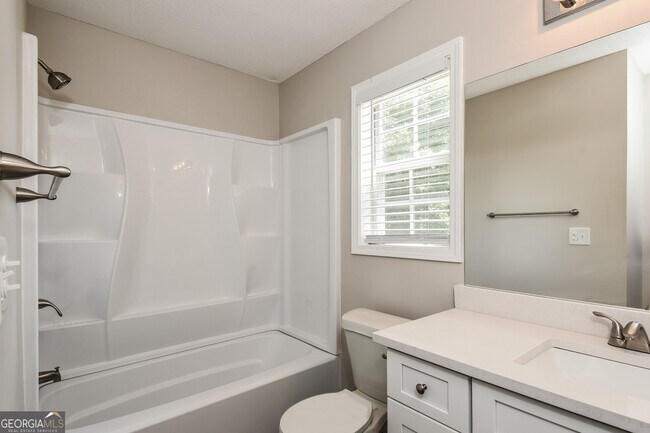 Building Photo - 136 Summer Creek Cove
