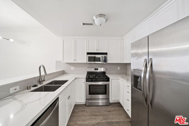 Building Photo - 2335 S Bentley Ave