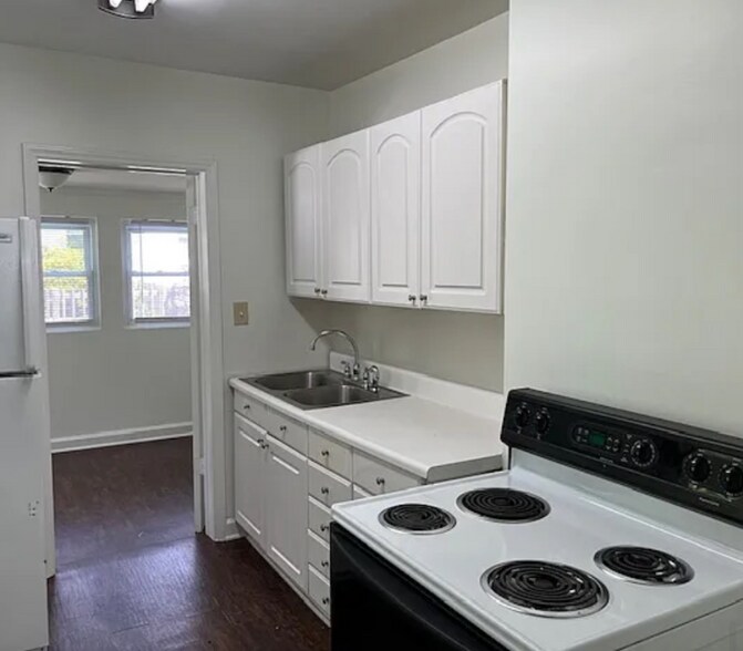 Building Photo - 2803 Robin Hood Dr