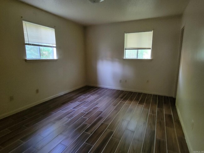 Building Photo - 215 Dryad Ln