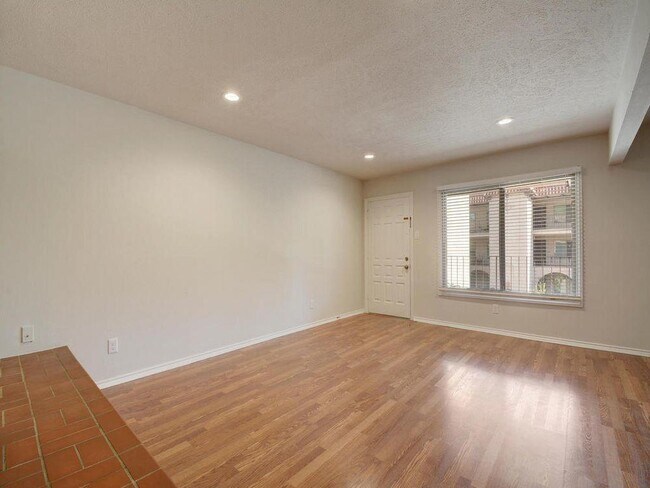 Building Photo - 505 W 7th St