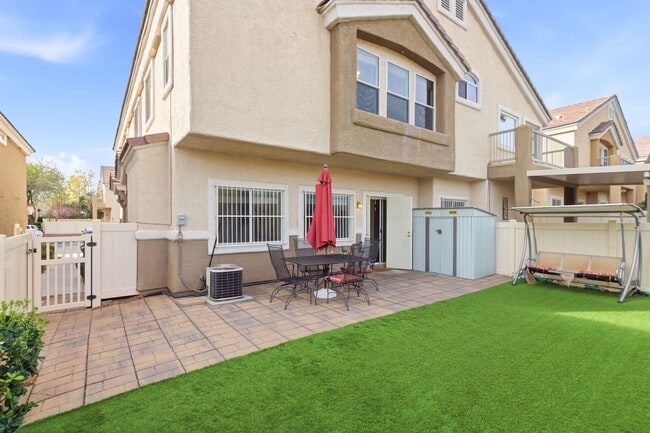 Building Photo - GORGEOUS TWO STORY TOWNHOME IN LAS VEGAS