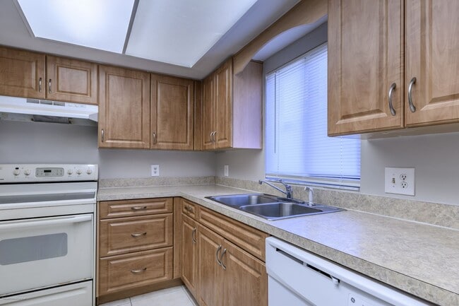 Building Photo - WATERFRONT- 2-BEDROOMS, 2-BATH- PUNTA GORD...