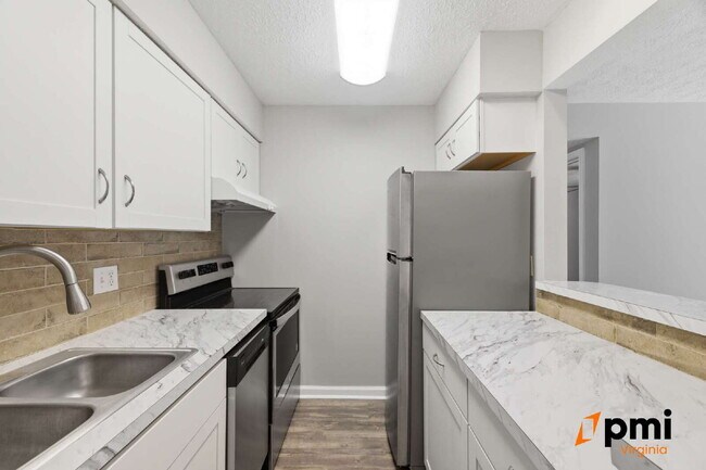 Building Photo - GATED COMMUNITY FULLY RENOVATED 1 BED 1 BATH WITH BALCONY AND POOL FOR RENT IN HAMPTON!