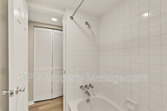 Building Photo - 1033 5th St NE