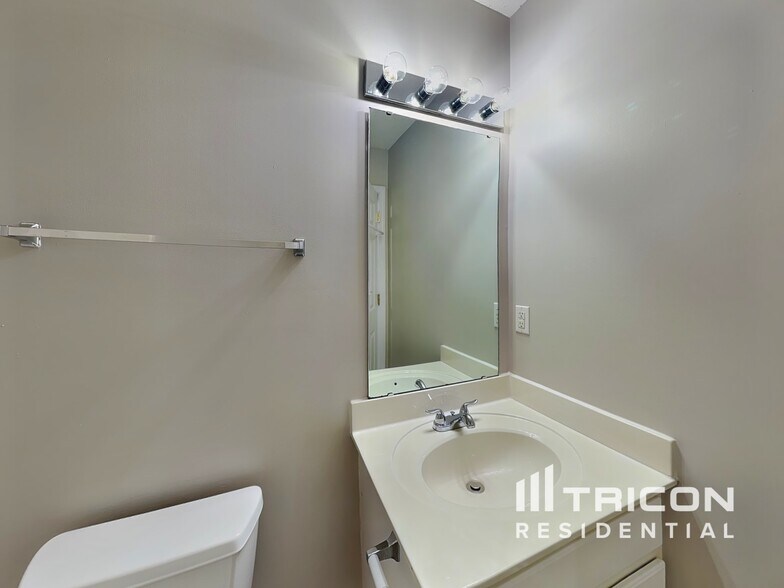 Building Photo - 8109 Bright Oak Trail