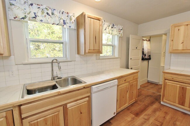 Building Photo - 3344 W South Slope Rd