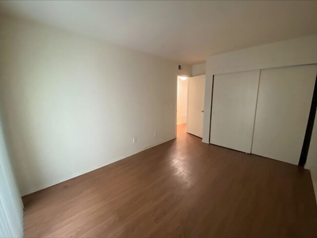 Building Photo - DOUBLE Car Garage! Balcony! Walkable to Restaurants!