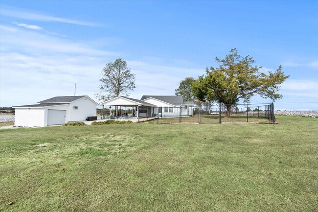 Building Photo - Charming Farmhouse on the West Side of Ath...