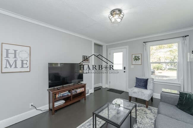 Building Photo - Furnished SE Rochester Home Available Now!