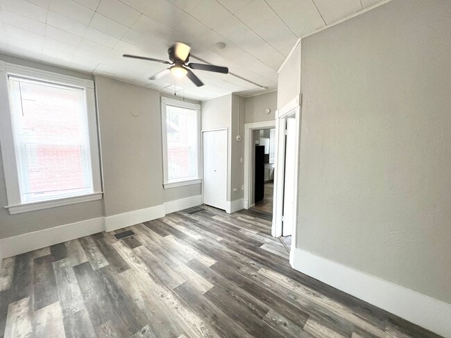 Building Photo - Charming 2 Bedroom, 1 Bath Brick Home in S...
