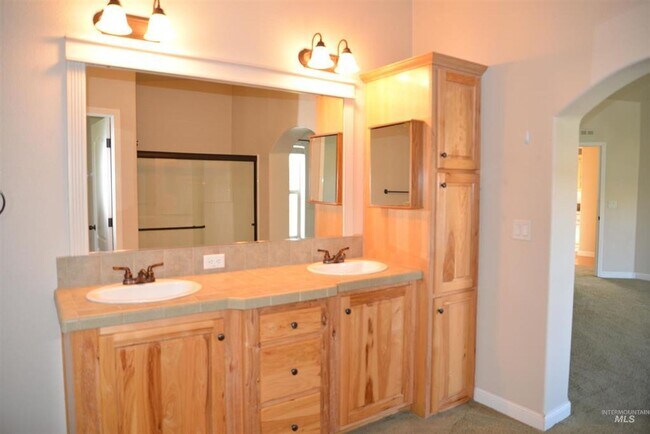 Building Photo - Beautiful open concept home located on Cle...