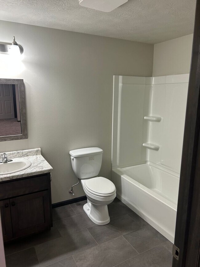 Building Photo - 4 bed 3 bath Townhome For Rent!