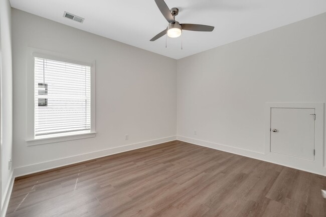 Building Photo - 2 Bedroom Home with Bonus Office/Flex Space!