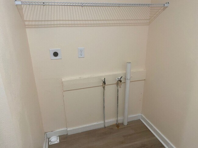 Building Photo - Charming 3Bed/2Ba Duplex Unit Conveniently...