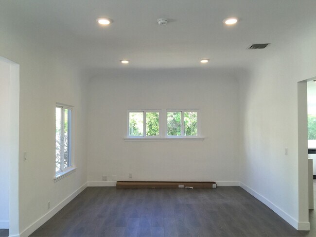 Building Photo - 8538 N W Knoll Dr