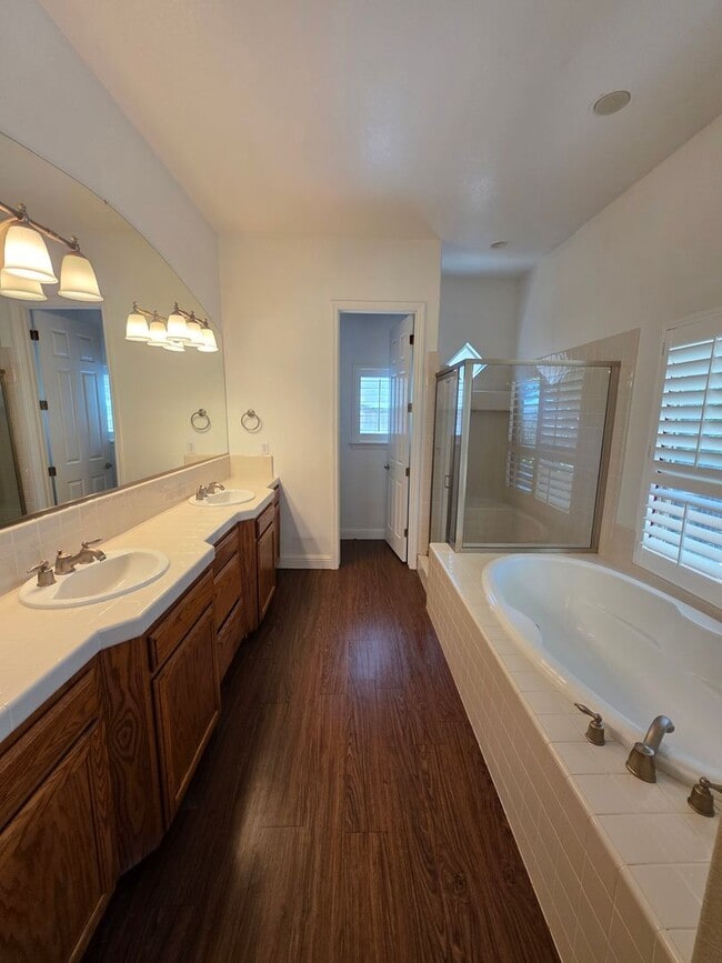 Building Photo - Beautiful & Spacious home!