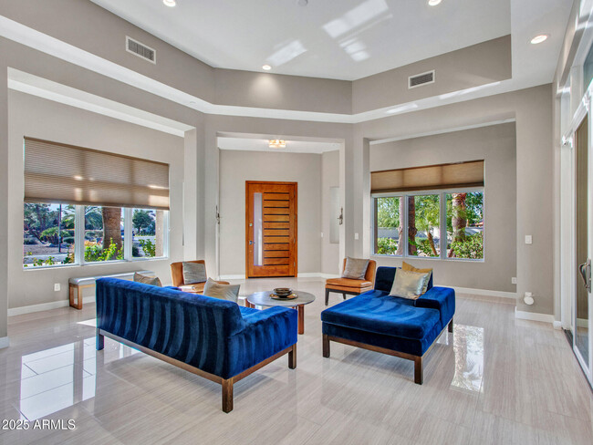Building Photo - 6031 E Paradise Dr