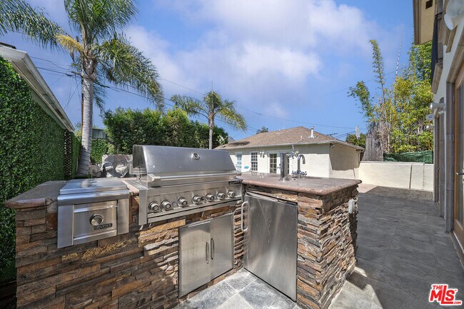 Building Photo - 9033 Cresta Dr