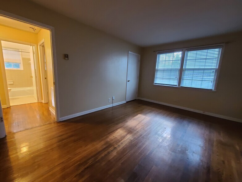 Building Photo - 2907 W Linden Ave
