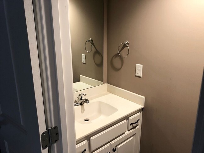 Building Photo - Newer 3 Bed 2 Car Townhome in Grain Valley