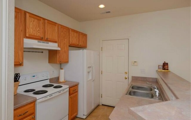 Building Photo - 2436 Syracuse St