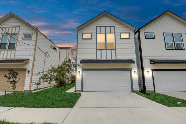 Building Photo - 2119 Esther Dr