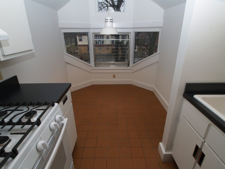 Eat in kitchen - 390 Linwood Ave